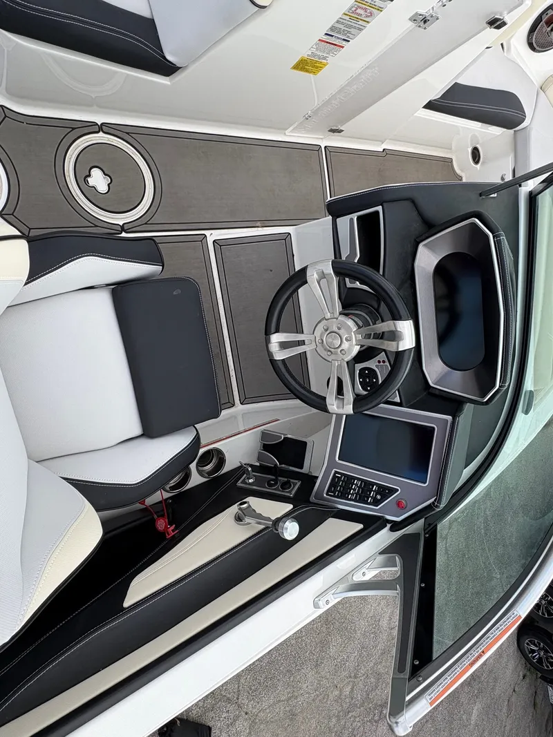 Slide: The Image of MasterCraft XT25 2019 - 13