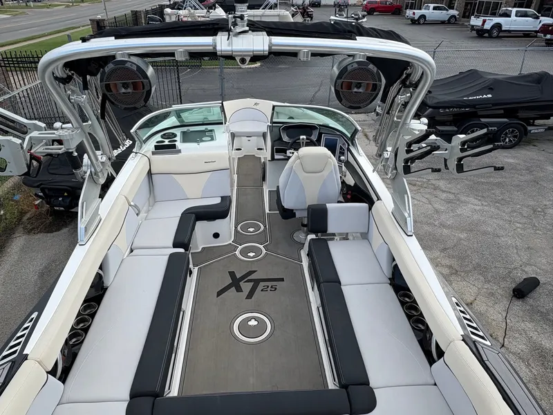 Slide: The Image of MasterCraft XT25 2019 - 14