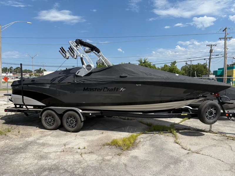 Slide: The Image of MasterCraft XT25 2019 - 15