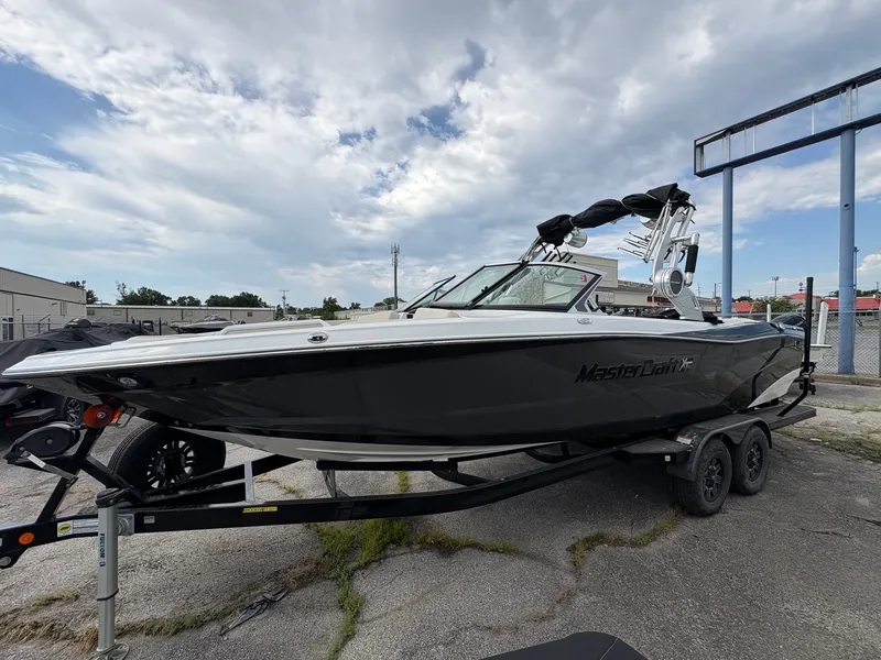 Slide: The Image of MasterCraft XT25 2019 - 2