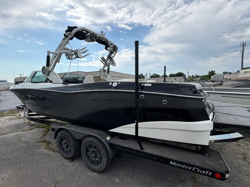 Slide: The Image of MasterCraft XT25 2019 - 3