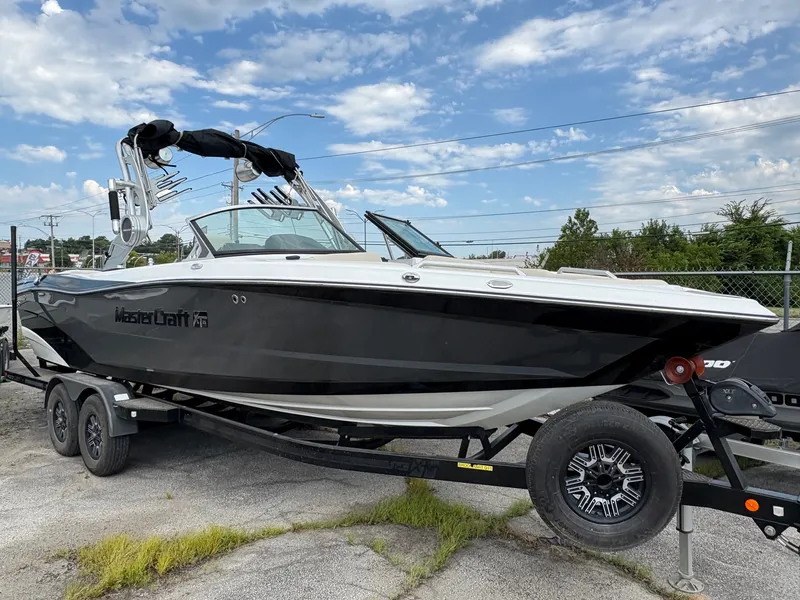 Slide: The Image of MasterCraft XT25 2019 - 4