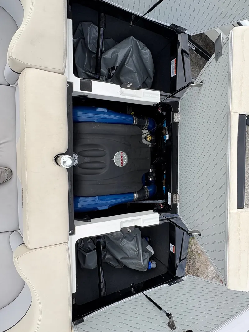 Slide: The Image of MasterCraft XT25 2019 - 6