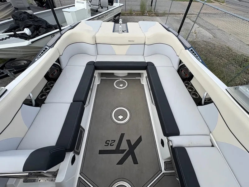 Slide: The Image of MasterCraft XT25 2019 - 7