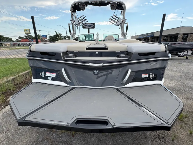 Slide: The Image of MasterCraft XT25 2019 - 9
