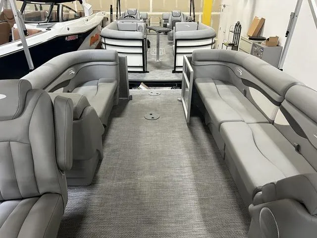 Slide: The Image of Bennington 22 SS 2024 - 4