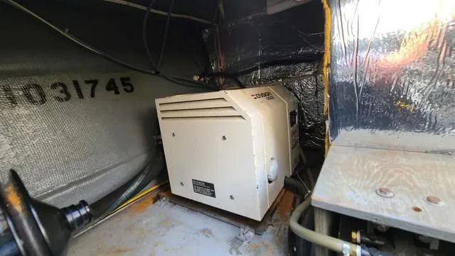 Slide: The Image of Larson Cabrio 300 Mid Cabin 1994 - 32