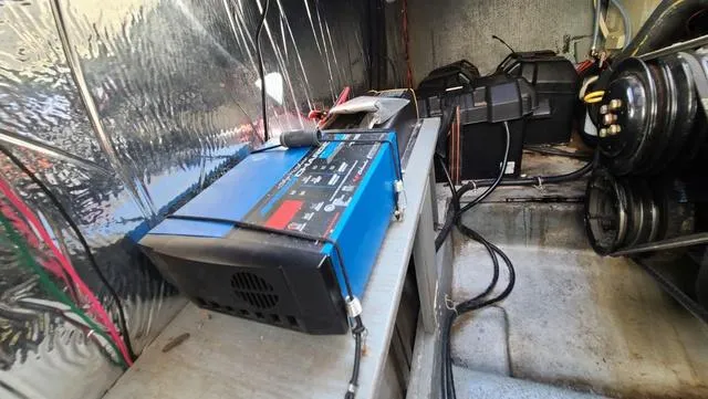 Slide: The Image of Larson Cabrio 300 Mid Cabin 1994 - 33