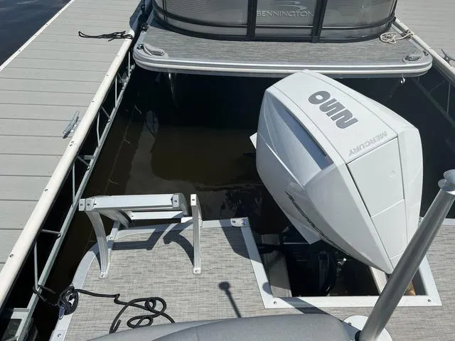 Slide: The Image of Bennington L Quad Bench 25 LFB Tritoon 2022 - 13