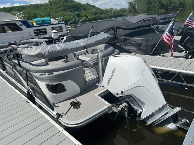 Slide: The Image of Bennington L Quad Bench 25 LFB Tritoon 2022 - 14