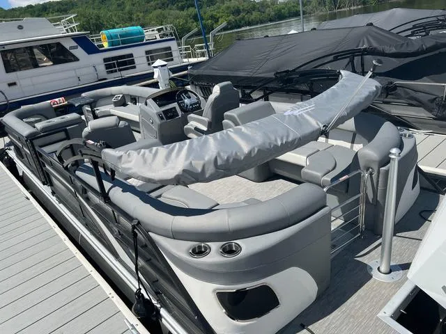 Slide: The Image of Bennington L Quad Bench 25 LFB Tritoon 2022 - 15