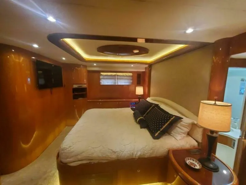 Slide: The Image of Horizon 92 BELISARIUS - Master Stateroom - 24
