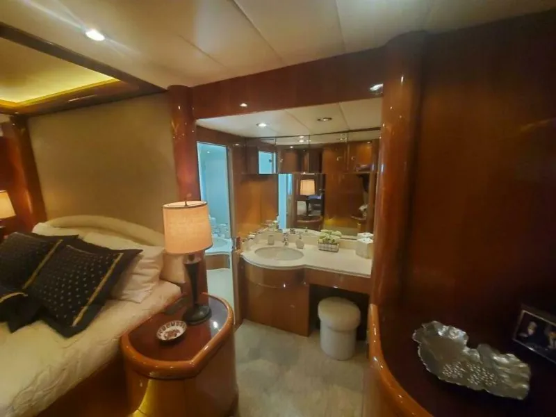 Slide: The Image of Horizon 92 BELISARIUS - Master Stateroom/Head - 25