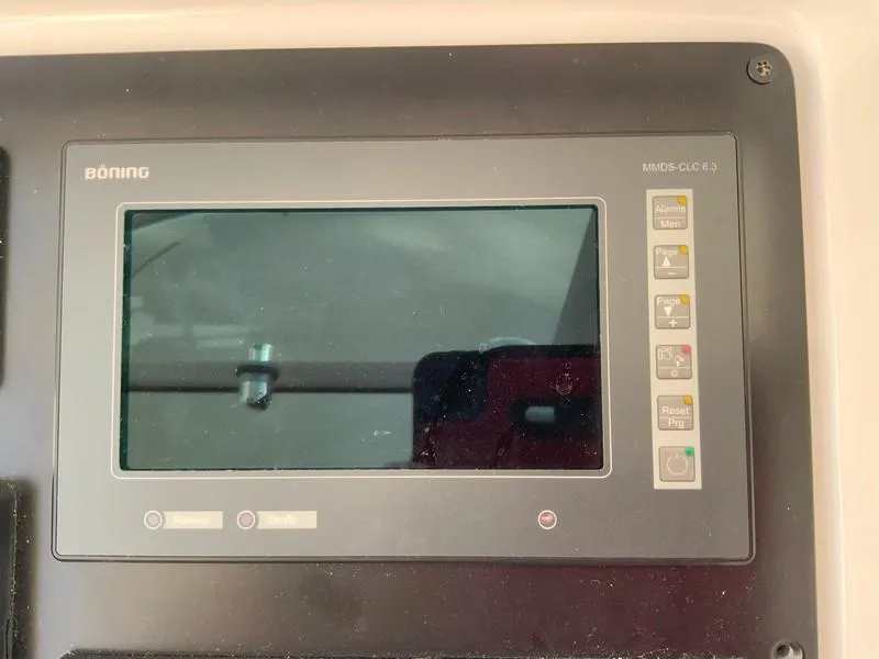 Slide: The Image of Böning MMD-CLC 6.3 display on 2005 Viking 45 Open Express yacht. - 38