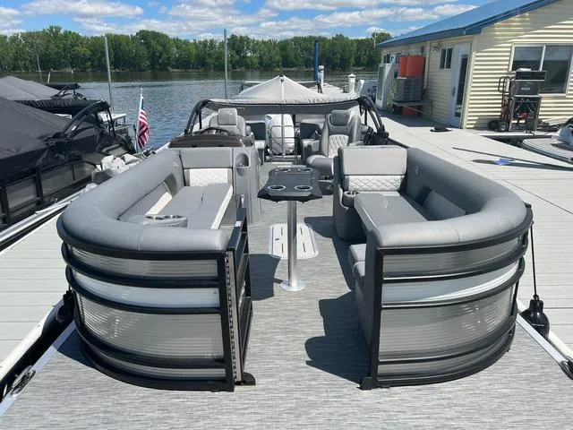 Slide: The Image of Bennington L Quad Bench 25 LFB Tritoon 2022 - 4