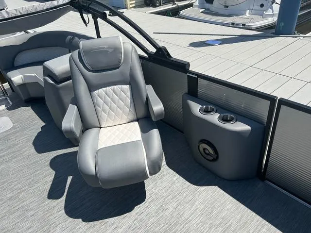 Slide: The Image of Bennington L Quad Bench 25 LFB Tritoon 2022 - 7