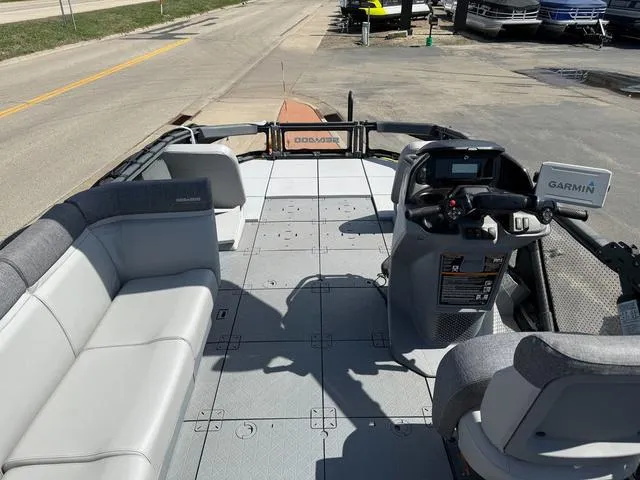 Slide: The Image of Sea-Doo Switch Sport 21 2024 - 16