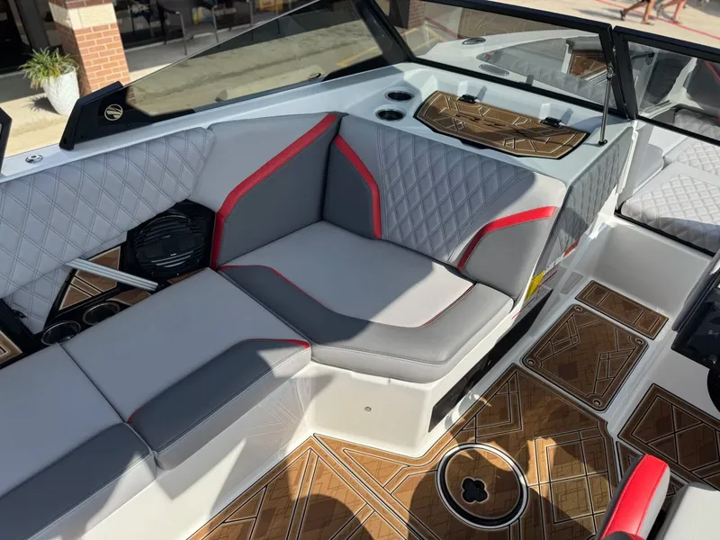 Slide: The Image of Tigé 24RZX 2024 - 11