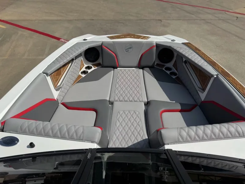 Slide: The Image of Tigé 24RZX 2024 - 17