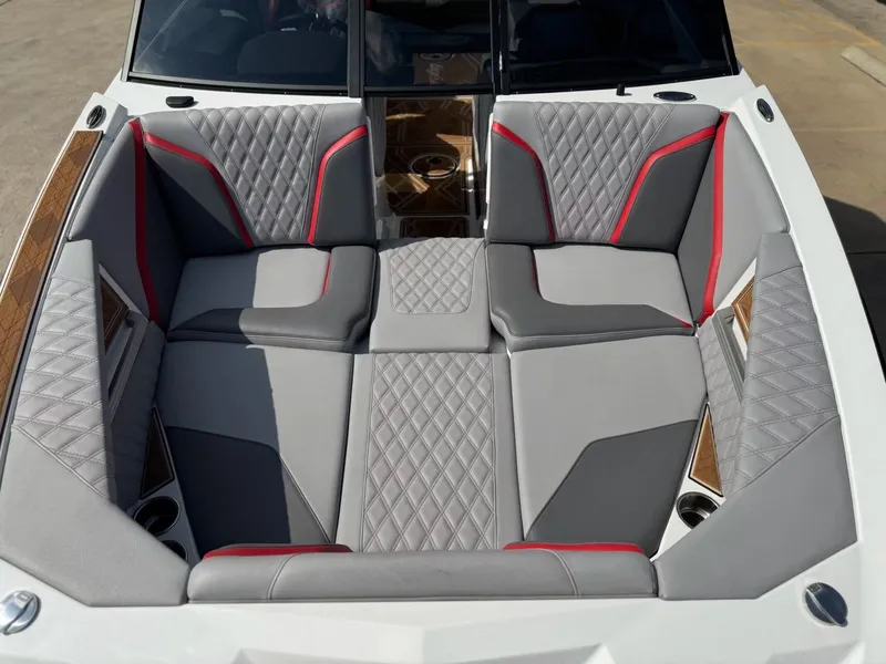 Slide: The Image of Tigé 24RZX 2024 - 18