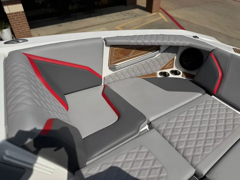 Slide: The Image of Tigé 24RZX 2024 - 19