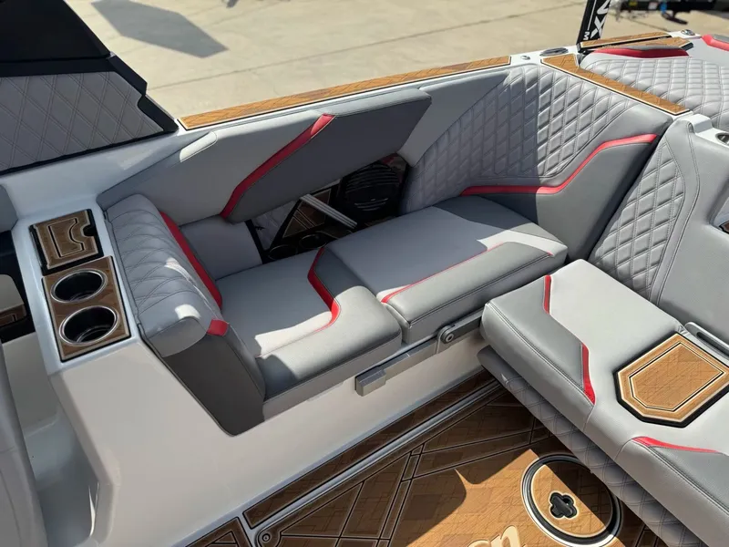 Slide: The Image of Tigé 24RZX 2024 - 9