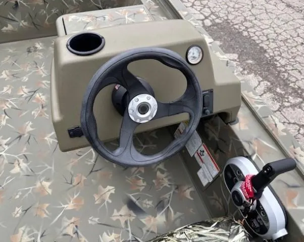 Slide: The Image of Tracker Grizzly 1754 SC 2024 - 10