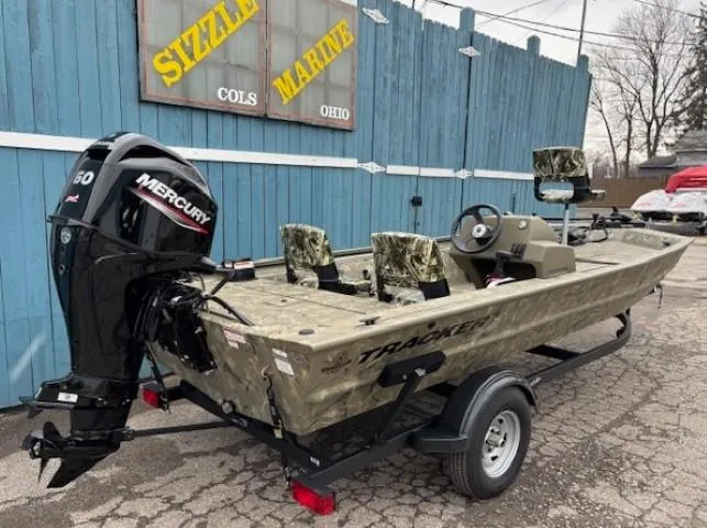 Slide: The Image of Tracker Grizzly 1754 SC 2024 - 3