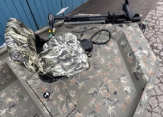 Slide: The Image of Tracker Grizzly 1754 SC 2024 - 6