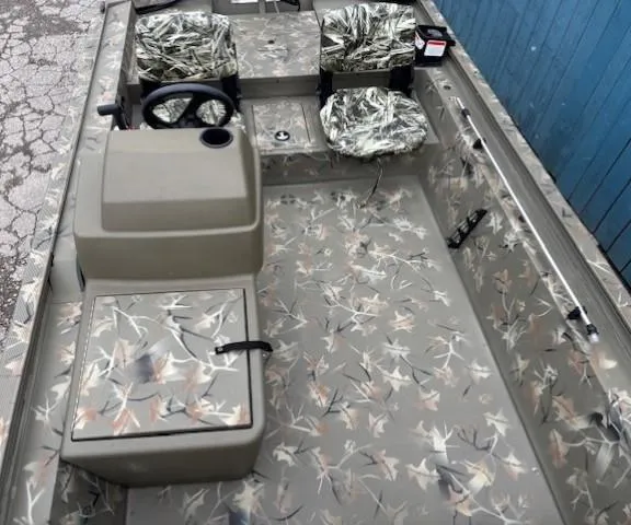 Slide: The Image of Tracker Grizzly 1754 SC 2024 - 7