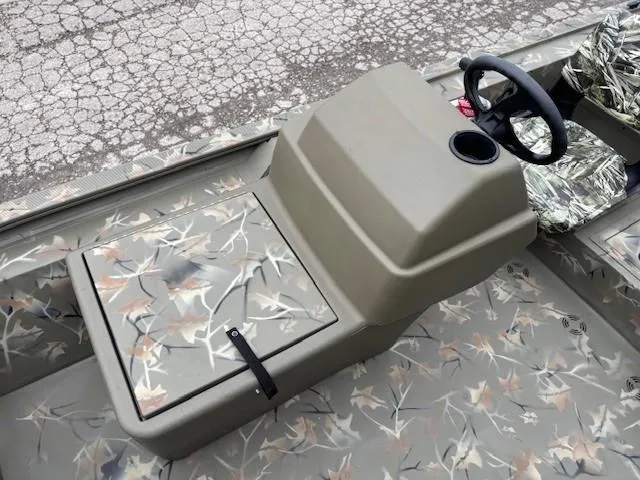 Slide: The Image of Tracker Grizzly 1754 SC 2024 - 8