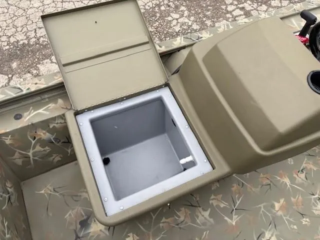 Slide: The Image of Tracker Grizzly 1754 SC 2024 - 9