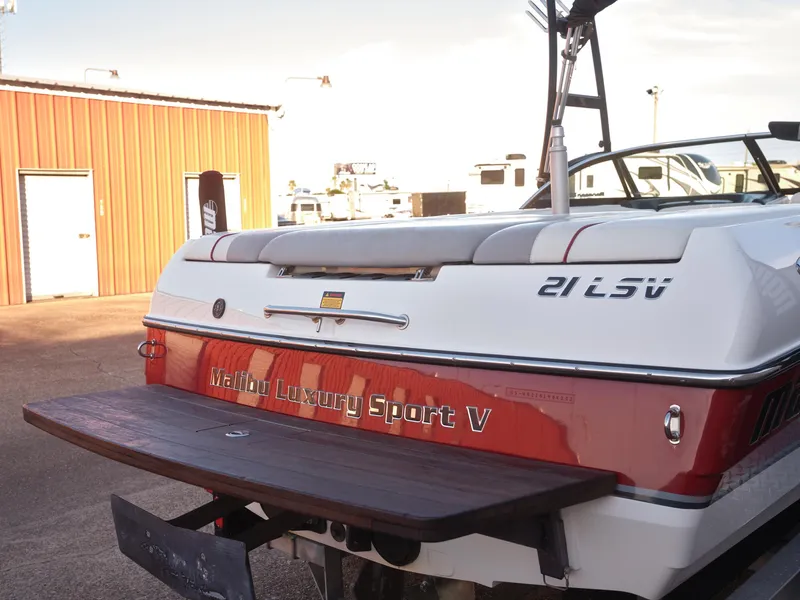 Slide: The Image of 2003 Malibu Sunscape 21 LSV boat rear view with swim platform. - 1