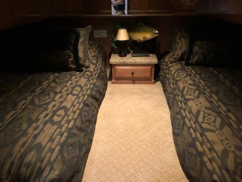 Slide: The Image of Twin beds in a 2008 Sumerset Houseboat 20' x 100' bedroom. - 15