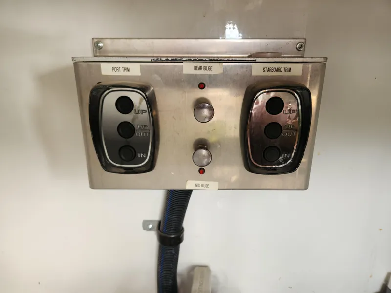 Slide: The Image of Control panel on a 2008 Sumerset Houseboat 20' x 100'. - 31