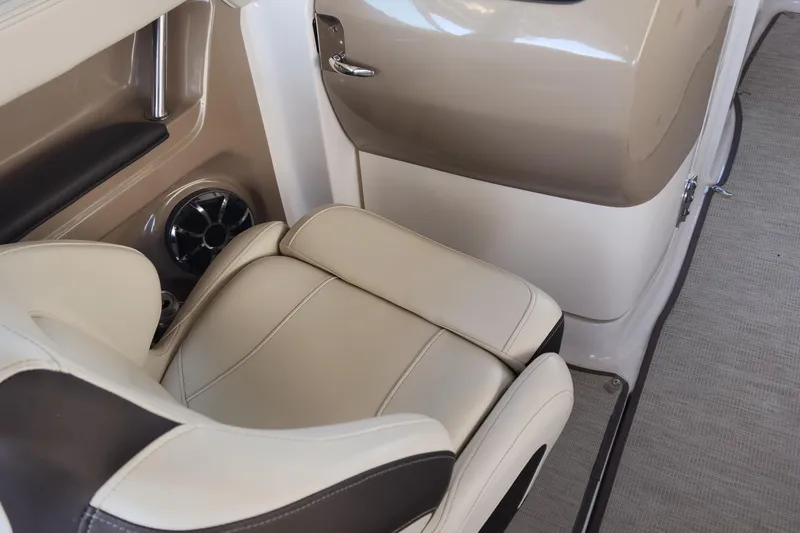 Slide: The Image of Captain's chair on a 2008 Sumerset Houseboat 20' x 100', featuring beige and brown upholstery. - 37