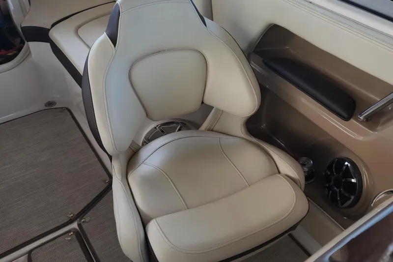 Slide: The Image of Captain's chair on a 2008 Sumerset Houseboat 20' x 100', beige leather upholstery. - 41