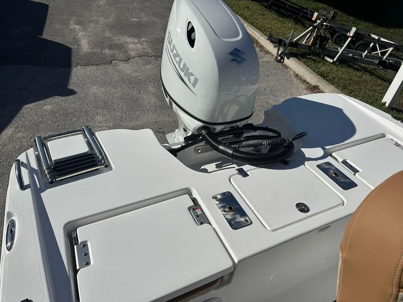 Slide: The Image of 2023 NauticStar 191 Hybrid boat with Suzuki outboard motor. - 13