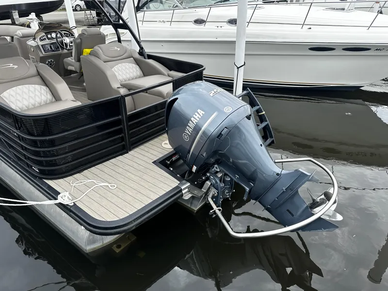 Slide: The Image of 2018 Bennington G25 pontoon boat with Yamaha outboard motor docked. - 14