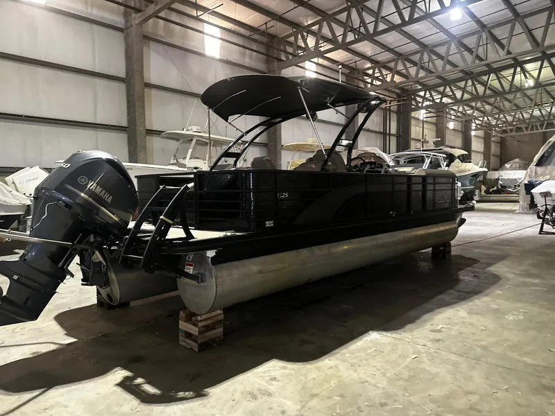 Slide: The Image of 2018 Bennington G25 pontoon boat in storage warehouse. - 17