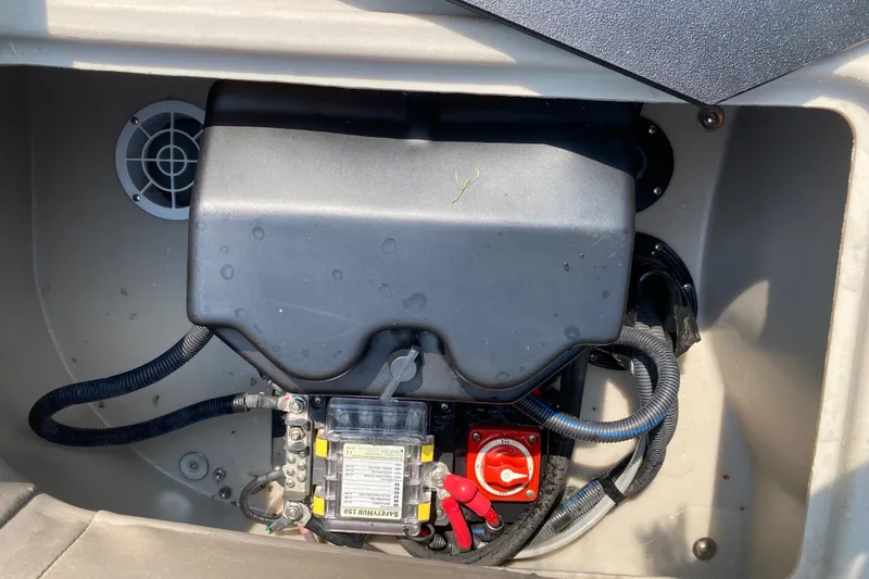 Slide: The Image of 2018 Bennington G25 boat battery compartment with wiring and switch. - 18