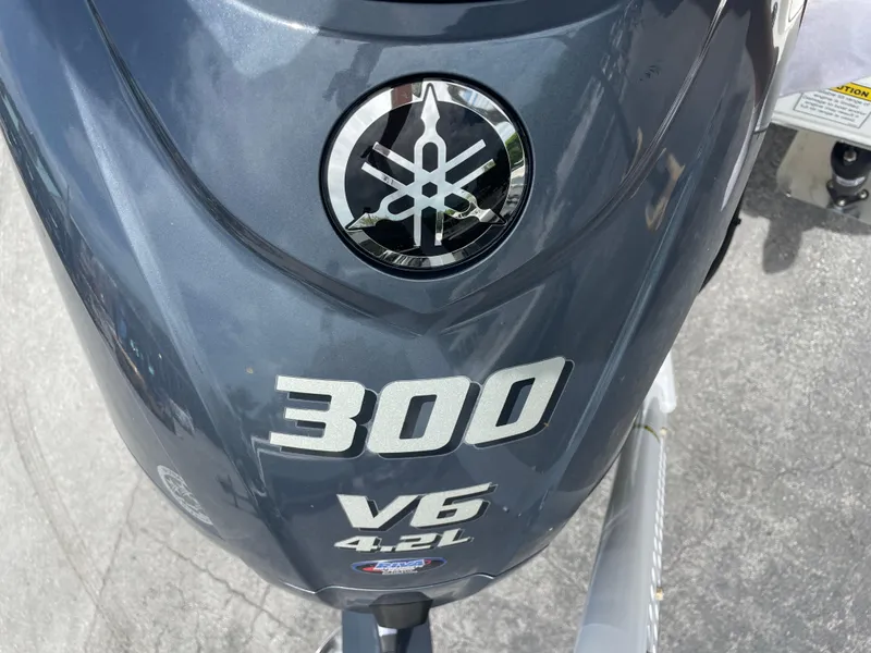 Slide: The Image of 2022 Skeeter 2550 Family boat with Yamaha 300 V6 4.2L engine. - 24