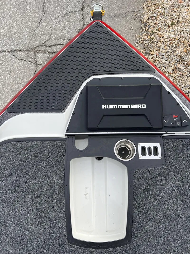 Slide: The Image of 2024 Ranger Z521R boat deck with Humminbird fish finder. - 10