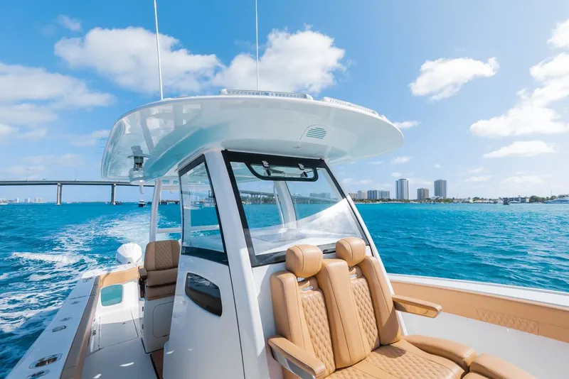 Slide: The Image of Phenom 34 Center Console 2027 - 21