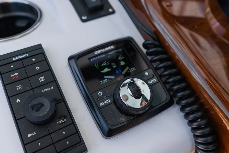 Slide: The Image of Phenom 34 Center Console 2027 - 9