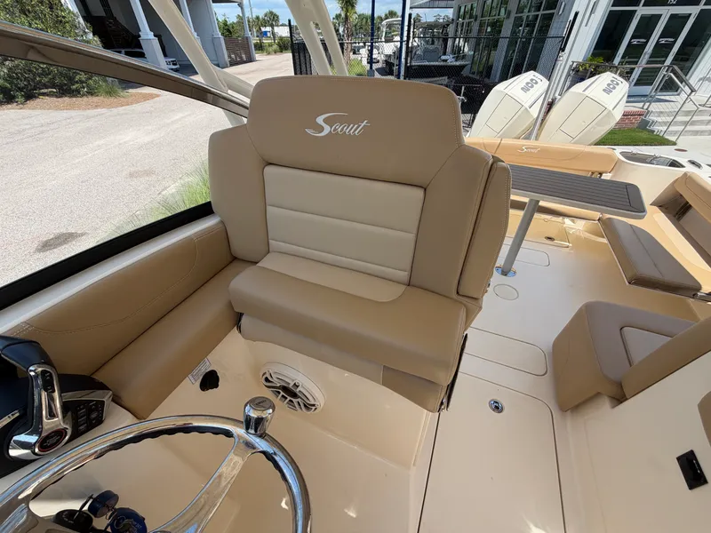 Slide: The Image of Scout 255 DORADO 2024 - 14