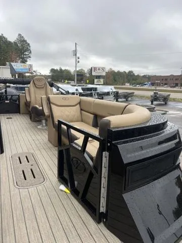 Slide: The Image of Veranda VX22RC Luxury Tri-Toon 2025 - 10