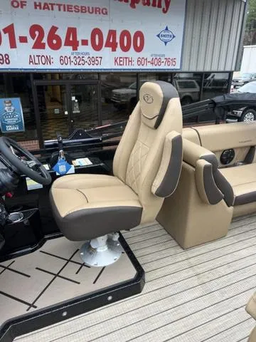 Slide: The Image of Veranda VX22RC Luxury Tri-Toon 2025 - 14