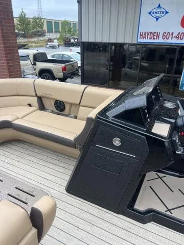 Slide: The Image of Veranda VX22RC Luxury Tri-Toon 2025 - 15