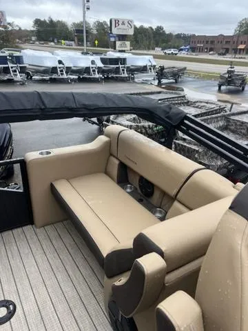 Slide: The Image of Veranda VX22RC Luxury Tri-Toon 2025 - 16